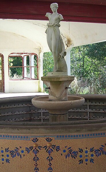 File:Pavillon eaux statue hebe.jpg