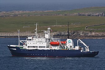 Systerfartyget Polar Pioneer, tidigare Akademik Shuleykin vid Shetlandsöarna.