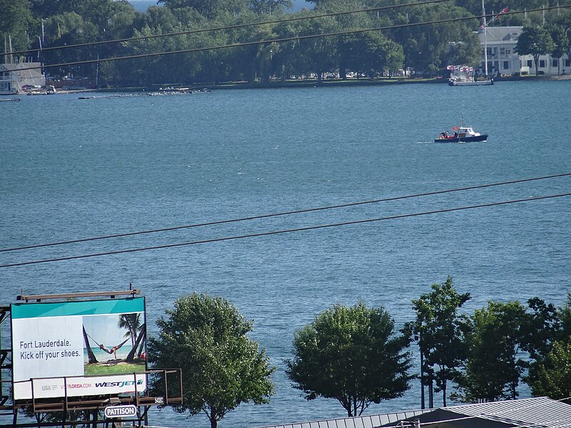 File:Police boat patrols Toronto's harbour, even though there are no Pan American Games events going on, 2015 07 22.jpg