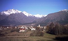 Le village vu de l'ouest ; au fond, le massif de Vieux Chaillol