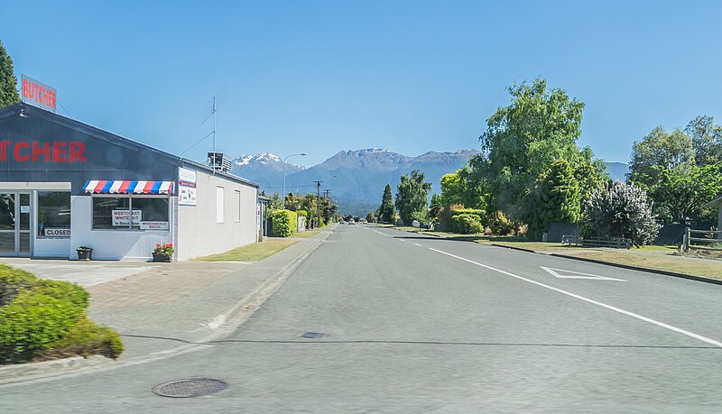 File:Pompolona Street in Te Anau.jpg