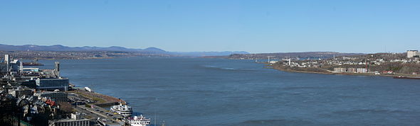 Il fiume San Lorenzo tra Québec (sinistra) e Lévis (destra). L'Isola di Orléans appare al centro in lontananza.