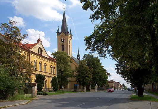 De school en de kerk van Nebušice