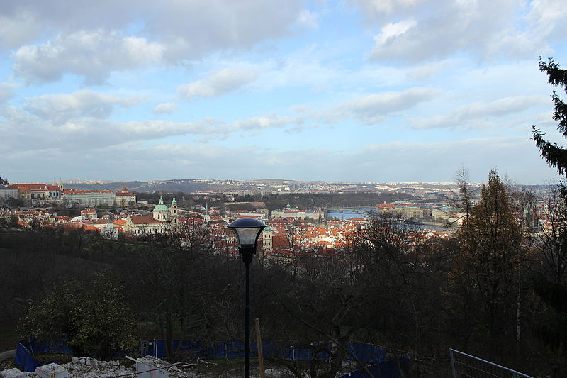 File:Praha, lanovka na Petřín, pohled na Prahu od Nebozízku.jpg