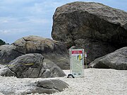 Entrada para a praia de nudismo do Abricó