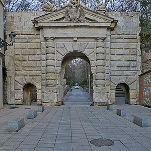 Puerta de las Granadas (Granada).jpg