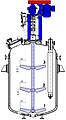Emaillierter Rührbehälter mit 3-stufigem Rührer und Stromstörer (rohrförmiges Einbauteil rechts im Schnitt dargestellt)