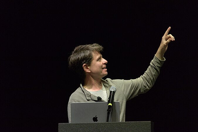 Randall Munroe speaking onstage. Photo by Σ
