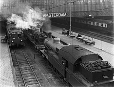 Une 6100, tender en avant, à Amsterdam (1932).