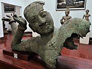 Vishnou couché (statue monumentale fragmentaire). Mébon occidental. XIe s. Bronze. 114 x 217 cm. Musée national du Cambodge
