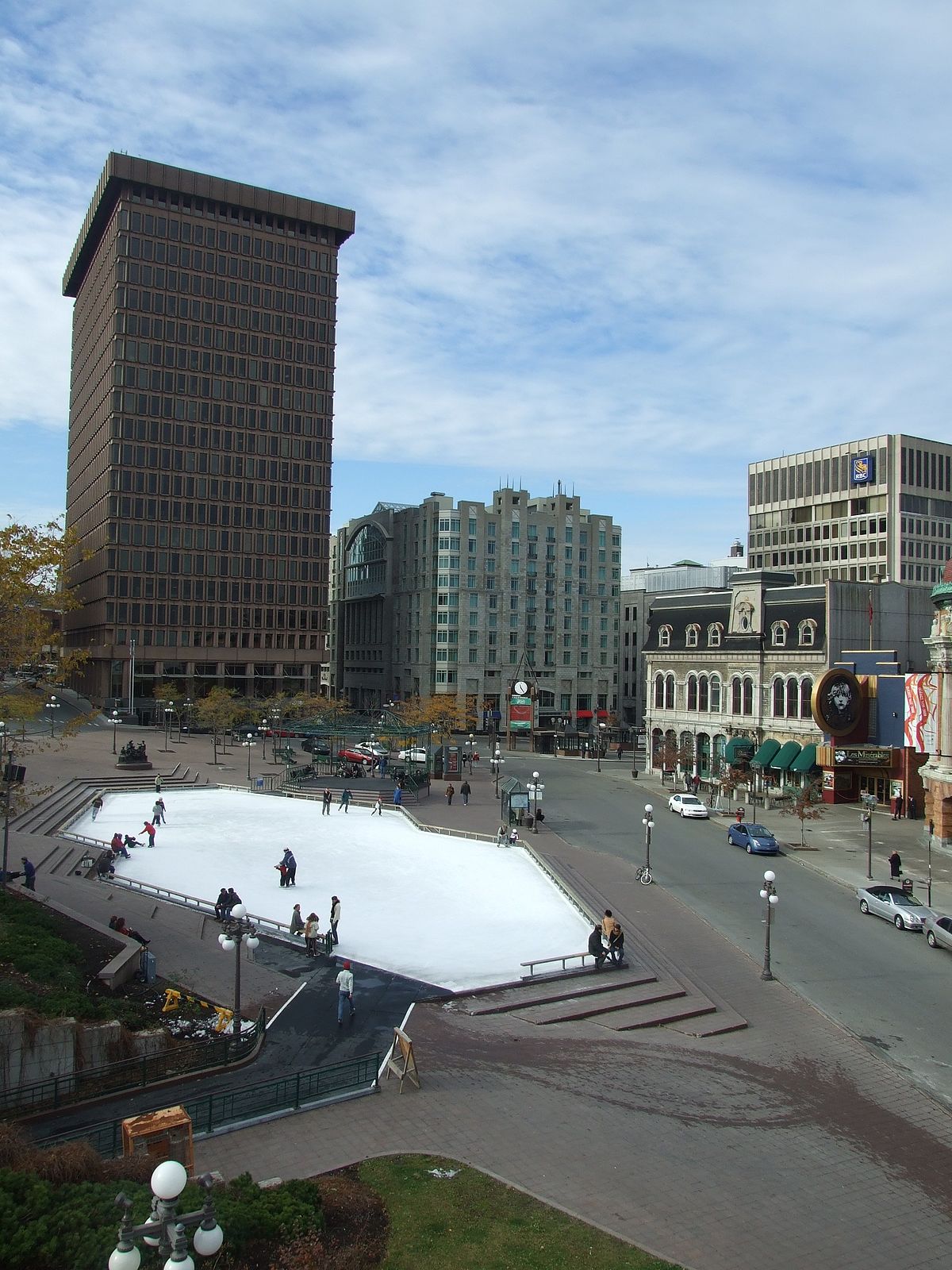 Place d. Place d'Youville. Парк place d'Youville в Квебеке. D'Youville University.