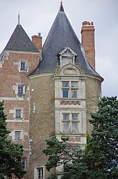 Fotografía de una torre adosada a un castillo renacentista.