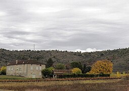 Ferme fortifiée dans la plaine alluviale à Rosières.