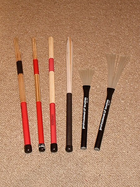 File:Rutes and nylon brushes.JPG