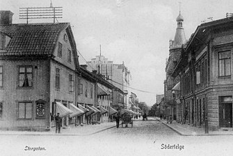 Storgatan söderut sedd från Stortorget med Patonska huset till vänster.