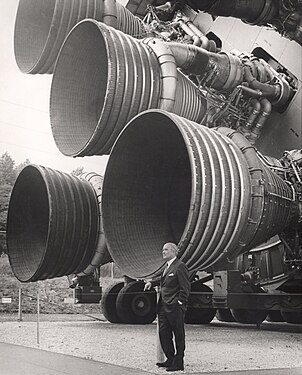 Wernher von Braun devant les moteurs F-1 du premier étage d'une fusée Saturn V.