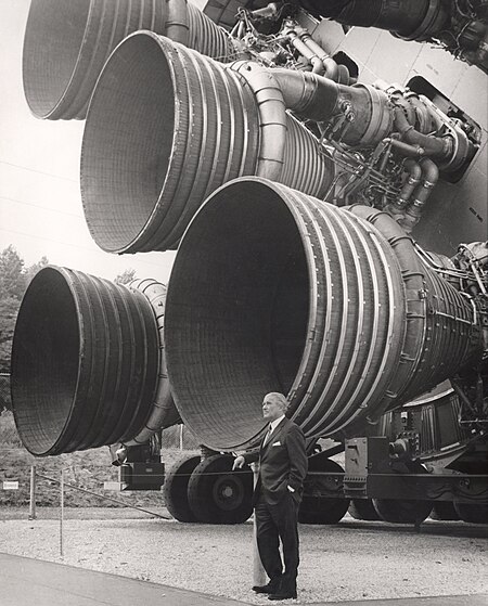 ไฟล์:S-IC_engines_and_Von_Braun.jpg