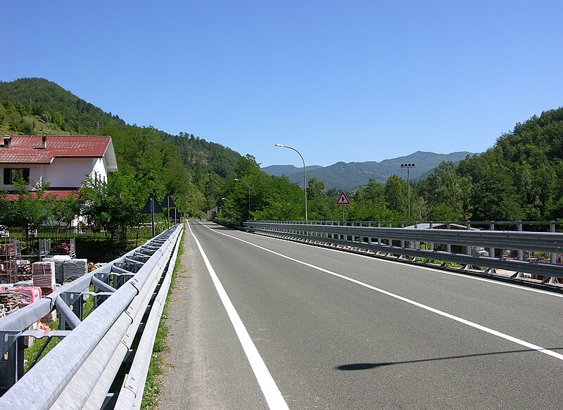 File:SS45 presso Gorreto direzione nord.jpg