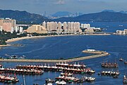 在天朗氣清時可遠眺東面的九龍和香港島，近方住宅為黃金海岸
