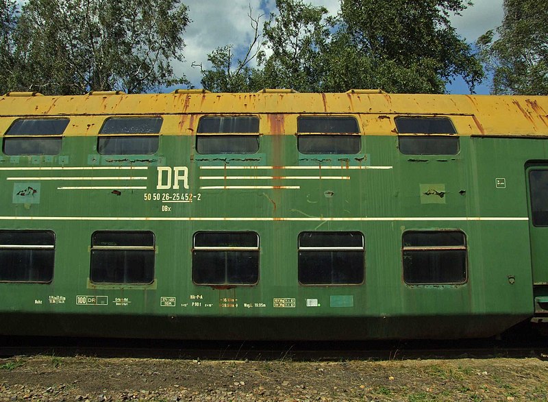 File:Saechsisches Eisenbahnmuseum - gravitat-OFF - Ausgemustert grün-gelb doppelstock DR.jpg