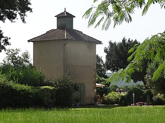 Pigeonnier également aménagé en gîte.