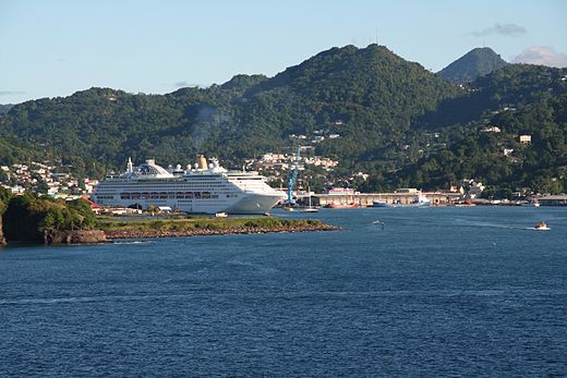 Een cruiseschip in de haven van Castries
