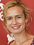 Sandrine Bonnaire, 2009 yil Venetsiyada bo'lib o'tgan kinofestivalda oldinga qarab, jilmayib turadi
