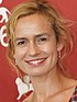 Sandrine Bonnaire, 2009 Venedik Film Festivali'nde, öne bakıyor ve gülümsüyor