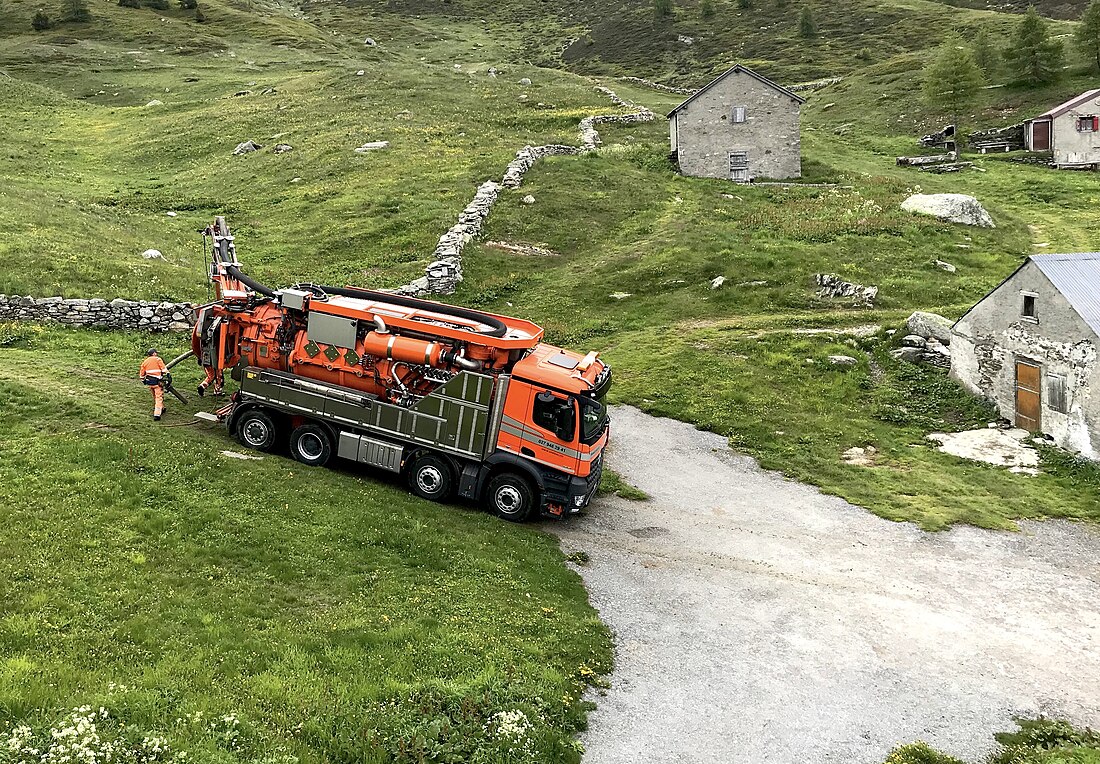 File:Saugwagen auf dem Simplonpass.jpg