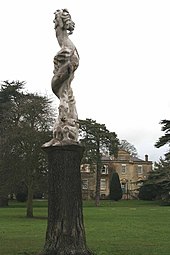 Statue à Bury Knowle Park (Oxford) représentant Smaug et deux personnages du Monde de Narnia de C. S. Lewis.