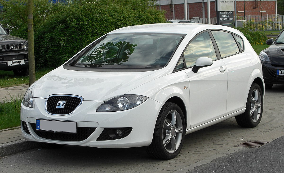 https://upload.wikimedia.org/wikipedia/commons/thumb/1/16/Seat_Leon_%281P%29_%E2%80%93_Frontansicht%2C_17._April_2011%2C_D%C3%BCsseldorf.jpg/1200px-Seat_Leon_%281P%29_%E2%80%93_Frontansicht%2C_17._April_2011%2C_D%C3%BCsseldorf.jpg