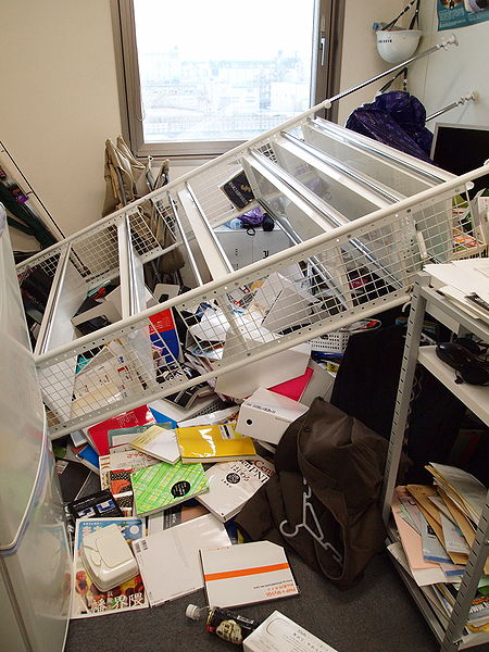 File:Shizuoka earthquake struck room 20090811.jpg