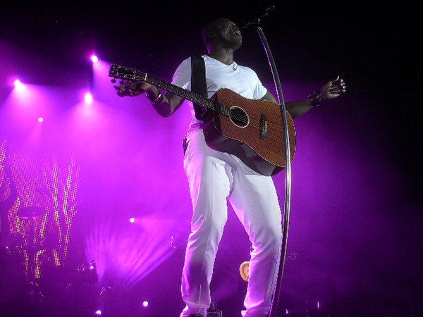 Seal performing in 2008