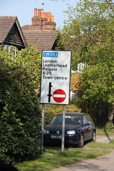 File:Signpost - geograph.org.uk - 1277891.jpg