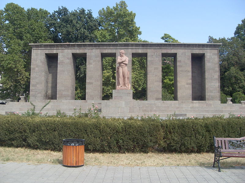 File:Stepan Shahumyan Monument, Yerevan 25.JPG