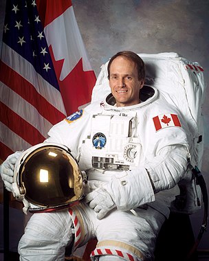 宇航员史蒂夫·麦克林（英语：Steve MacLean (astronaut)），理学学士 '77，博士 '83