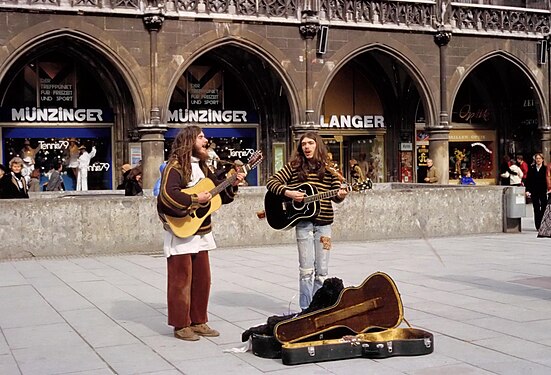 Strassenmusiker vor dem neuen Rathaus auf dem Marienplatz in München, Anfang 1979