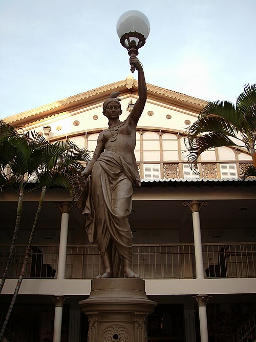 Image: TEATRO ALBERTO MARANHÃO ESTÁTUA