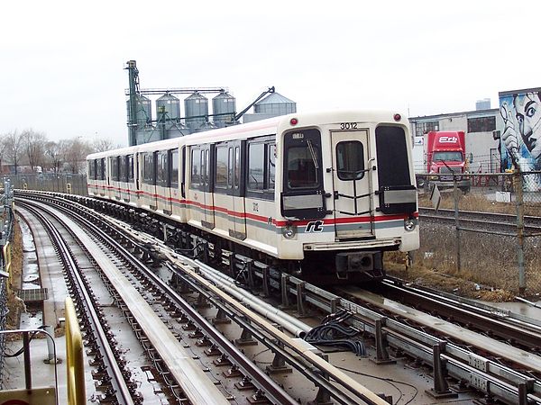 An S-series train in its original (1985–2015) livery in 2006