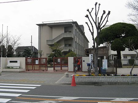 Tadaoka town Higashi-Tadaoka elem-sch.jpg