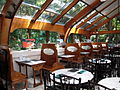 大澳文物酒店內的餐廳「Tai O Lookout」，桌椅由中環畢打街的「 China Tee Club」捐贈