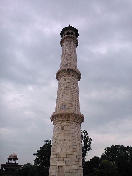 File:Taj Mahals' Minar.jpg