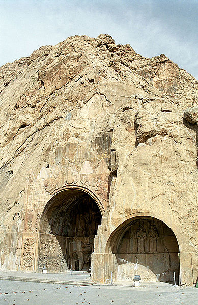 صورة:Taq-e Bostan - view of two grottoes.jpg