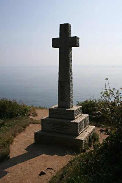 File:The War Memorial at Downend Point - geograph.org.uk - 552664.jpg