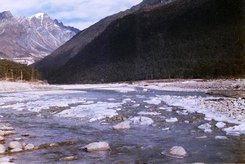 File:The Yumthang Valley with the River Lachung Chu - panoramio.jpg