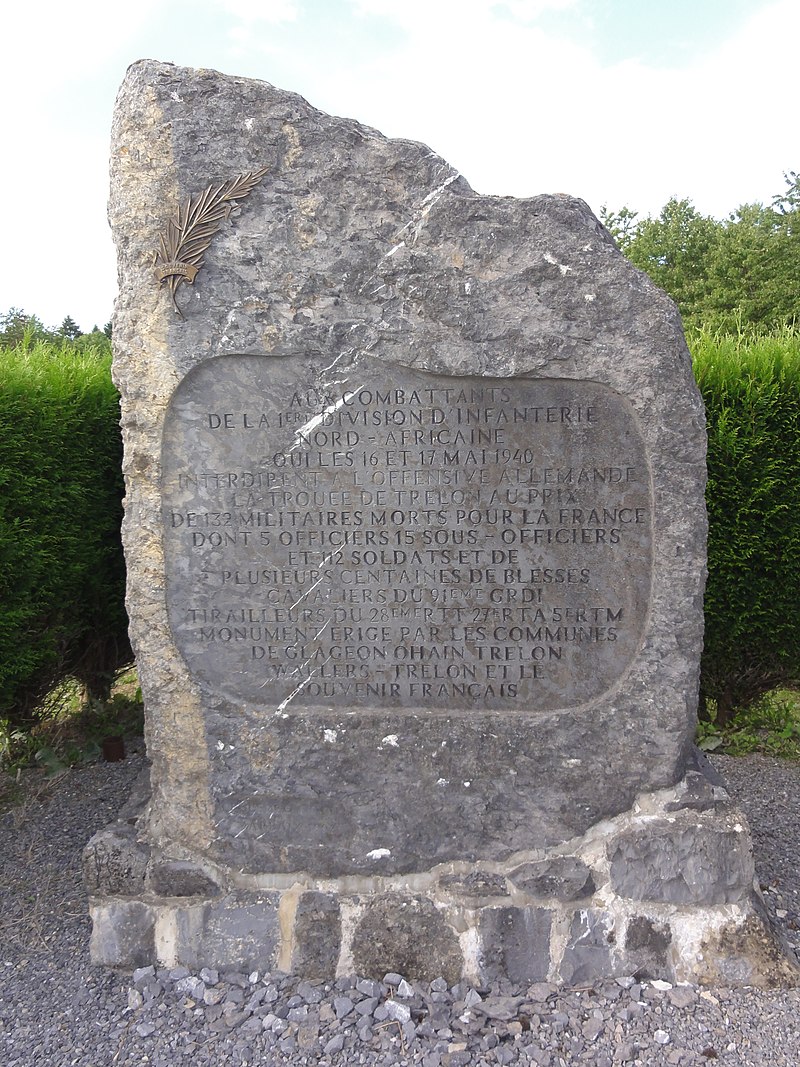 TrÃ©lon ~ Ohain Nord, Fr) mÃ©morial de guerre.jpg