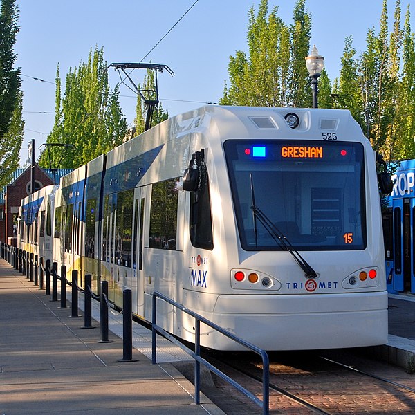 File:TriMet Type 5 LRVs in Hillsboro May 2015.jpg