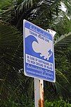 Tsunami-Warnschild am Strand von Ko Samui, Thailand