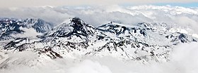 Vue aérienne du Tupungato (sommet à gauche) et du Tupungatito (sommet plat à droite).