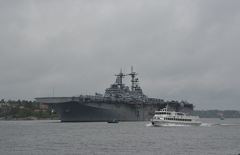 File:USS Kearsarge och Sjögulll.jpg